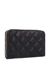 Portefeuille en cuir noir avec un motif matelassé, fermeture éclair dorée et détails de couture, forme rectangulaire compacte, texture lisse.