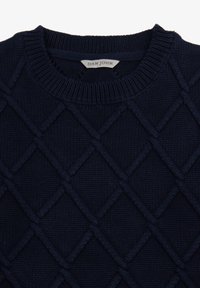 Maglione lavorato a maglia blu navy con motivo a rombi, colletto rotondo a coste e tessuto testurizzato. Etichetta del marchio visibile all'interno del colletto.