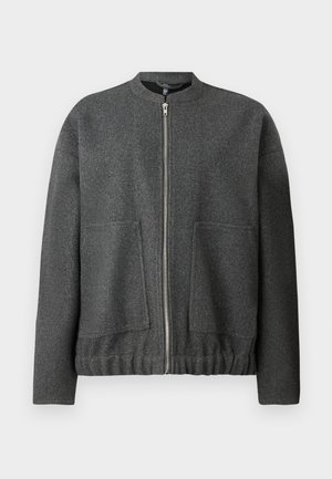 Mørk grå zip-up jakke med to frontlommer og elastisk kant, med rund krave og lange ermer.