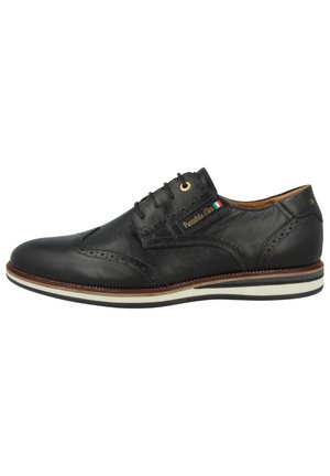 Schwarzer Herrenschnürschuh aus Leder mit Brogue-Details, mehrschichtiger Sohle und kleinem italienischem Flaggen- sowie Markennamen an der Seite.