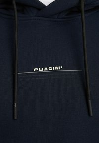 Felpa con cappuccio blu navy realizzata in materiale morbido, con stampa del logo sul fronte e lacci neri a contrasto con punte in plastica.