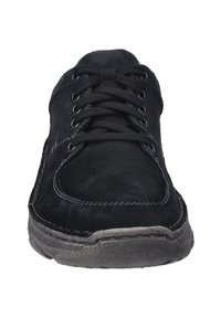 Czarne zamszowe buty o okrągłym nosku, płaskich sznurówkach, kontrastowym przeszyciu i teksturowanej gumowej podeszwie. Minimalistyczny design bez ozdób.