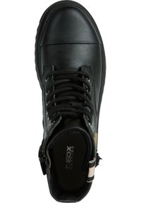Černá kožená kotníková bota s kulatou špičkou, šněrovacím systémem, bočním zipem a texturovaným designem na svršku. Plochá gumová podrážka.