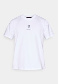 T-shirt branca de algodão com um pequeno logótipo azul-marinho no centro, com os textos "USA" e "FOREVER FORWARD". Gola redonda clássica e mangas curtas.