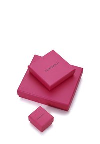 Tričko ružových darčekových krabičiek poskladaných na seba: veľká obdĺžniková krabička, stredná štvorcová krabička a malá štvorcová krabička, všetky s hladkým povrchom a logom.