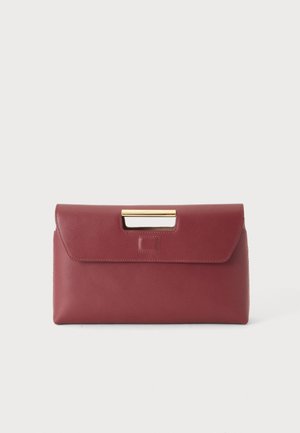 Pochette rectangulaire en cuir bordeaux avec rabat supérieur et découpe de poignée rectangulaire dorée.