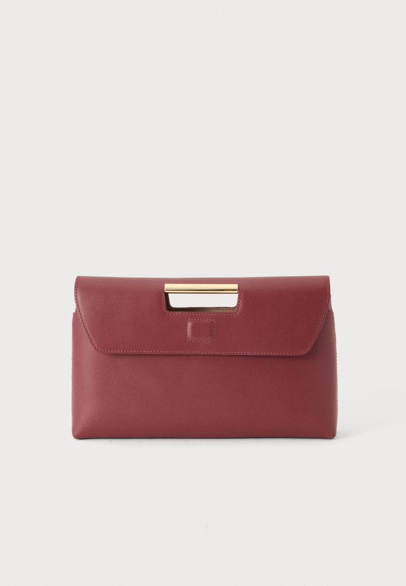 Pochette rectangulaire en cuir bordeaux avec rabat supérieur et découpe de poignée rectangulaire dorée.