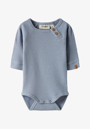 Lyseblå babybody i vaffelstrikk med lange ermer, to knapper av tre nær skulderen og tre trykknapper nederst.