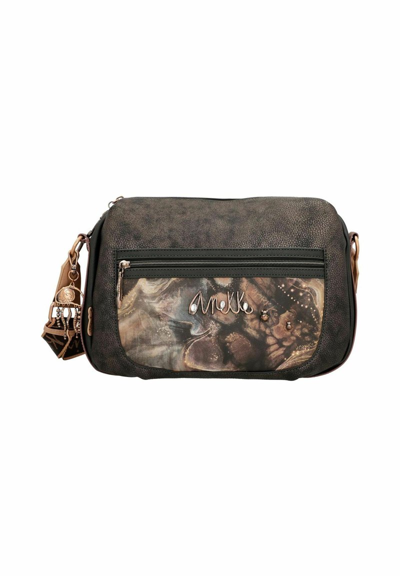 Braune synthetische Umhängetasche mit strukturierter Oberfläche, ausgestattet mit einer vorderen Reißverschlusstasche mit floralem Design und metallischen Akzenten.