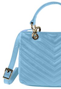 Lichtblauwe gewatteerde handtas met een chevronpatroon, voorzien van een gouden hardware detail en een afneembare schouderriem.