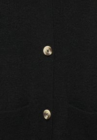 Cardigan en maille noire à manches longues, doté d'une fermeture à boutons sur le devant, de deux poches et de boutons ronds crème avec un motif subtil en spirale.