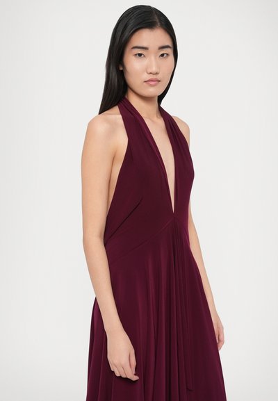 Rochie bordo cu decolteu adânc în V și pliuri fluide. Confecționată din material moale, cu corset mulat și fustă lejeră.