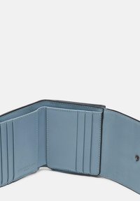 Niebieski skórzany portfel z wieloma kieszonkami na karty, gładką fakturą i czarnym przeszyciem. Posiada zapięcie na zatrzask oraz wytłoczone logo marki.