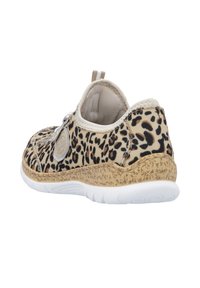 Scarpa slip-on con stampa leopardata, caratterizzata da una tomaia in tessuto beige, suola testurizzata e cinturino elastico per una facile calzata. Punta arrotondata e interno imbottito.