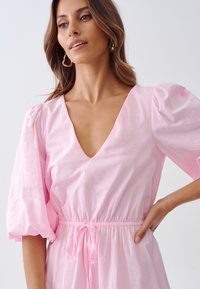 TUSSAH JANET - Denné šaty - pale pink
