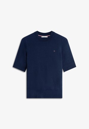 Temno modra kratka rebrasta majica z okroglim ovratnikom in majhnim rdeče-belo-modrim zastavnim logotipom na levi strani prsnega koša.