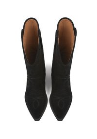 Cizme negre din suede până la gleznă, cu vârfuri ascuțite, cusături decorative, decupaje laterale și un design minimalist. Interiorul căptușit cu piele maro.