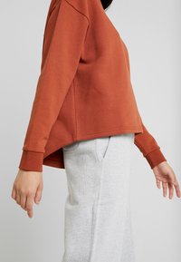 Urban Classics OVERSIZED HIGH NECK CREW - Mikina - rust