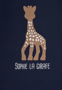 Illustrazione di una giraffa marrone con macchie bianche su uno sfondo blu navy, testo "Sophie la girafe" sotto il grafico. Texture liscia.