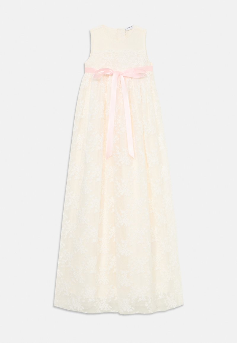 Robe sans manches de couleur crème avec une superposition en dentelle florale, présentant une jupe évasée et un ruban en satin rose clair noué à la taille.