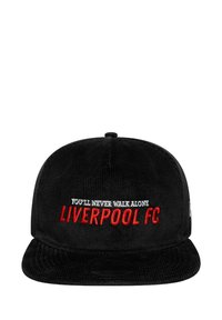 Schwarze Corduroy Snapback-Mütze mit roter gestickter Aufschrift: "DU WIRST NIEMALS ALLEIN GEHEN" und "LIVERPOOL FC" auf der Vorderseite.