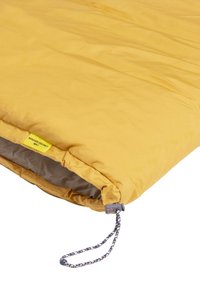 Geel slaapzak met een gladde, matte buitenkant, voorzien van een grijze voering en een trekkoordsluiting met een kleurrijk gevlochten koord.
