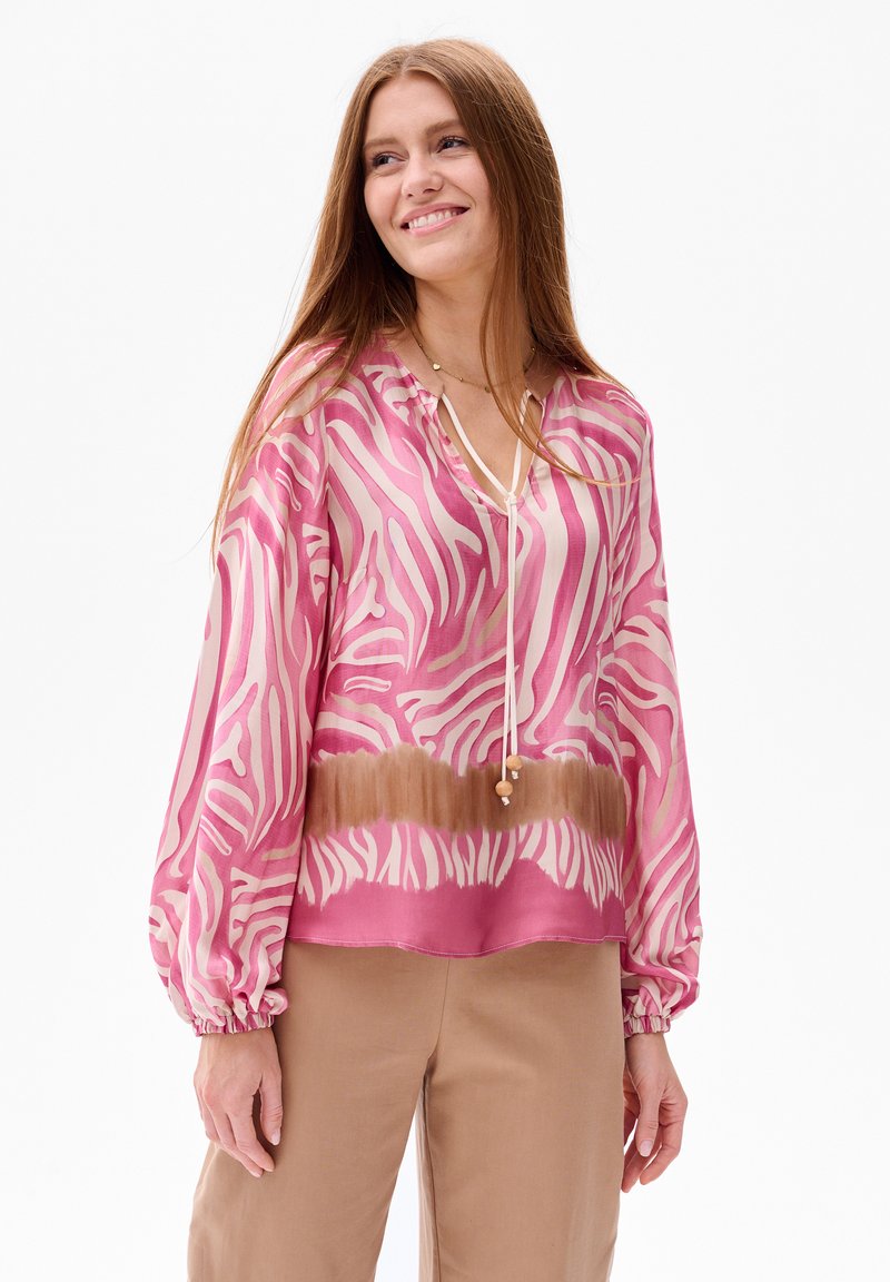 Roze en crèmekleurige blouse met zebra-print, met een relaxte pasvorm, v-halslijn, een trekkoord met houten kralenaccenten en ballonmouwen.