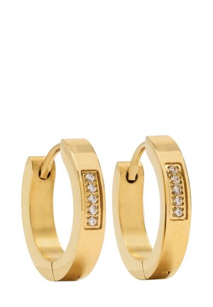 Złote kolczyki w kształcie kółek o gładkim wykończeniu, z rzędem sześciu małych przezroczystych kamieni osadzonych po jednej stronie. Okrągły design z bezpiecznym zapięciem.