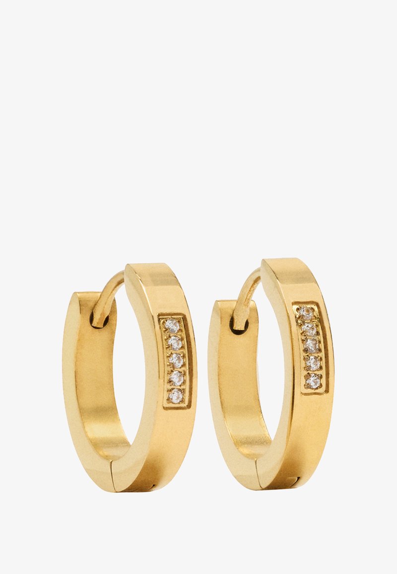 Złote kolczyki w kształcie kółek o gładkim wykończeniu, z rzędem sześciu małych przezroczystych kamieni osadzonych po jednej stronie. Okrągły design z bezpiecznym zapięciem.