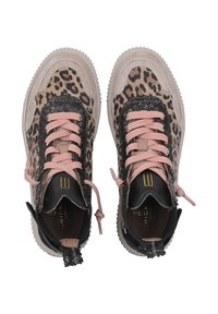 Sneakers w animal print w panterą, różowymi sznurówkami, czarnymi akcentami i teksturowanymi panelami. Teksturowana podeszwa o zaokrąglonym kształcie dla komfortu i stylu.