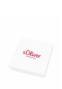 Scatola regalo quadrata bianca con il logo s.Oliver in testo rosso, con "FASHION FOR LIFE" stampato sotto in un font leggermente più piccolo.