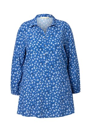 Blusa azul de botones con un patrón de corazones en azul claro. Mangas largas con puños elásticos; tela suave y ligera.