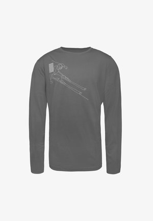 Šedé tričko s dlouhým rukávem, které má bílé grafické zobrazení lyžaře v pohybu, zdůrazňující dynamické linie a minimalistické detaily.
