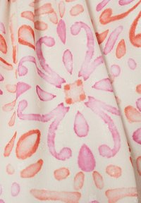 Stof met een bloemenpatroon in roze en koraalkleuren op een lichte achtergrond. Geverfde oppervlakte met een zachte glans en gedetailleerde afdruk.