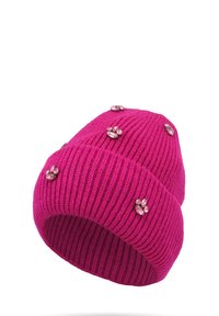 Berretto rosa lavorato a maglia con texture a coste, decorato con sei fiori di strass di diverse dimensioni sulla superficie.