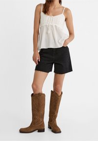 Stradivarius Shorts di jeans - black denim
