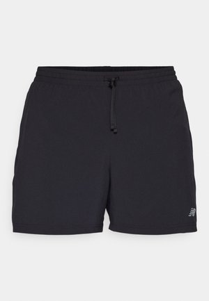 Shorts de sport noirs fabriqués dans un matériau léger, dotés d'une taille élastique avec cordon de serrage, et d'un logo sur l'ourlet inférieur.