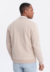 Ombre OM-JANP - Bomberjacke - beige