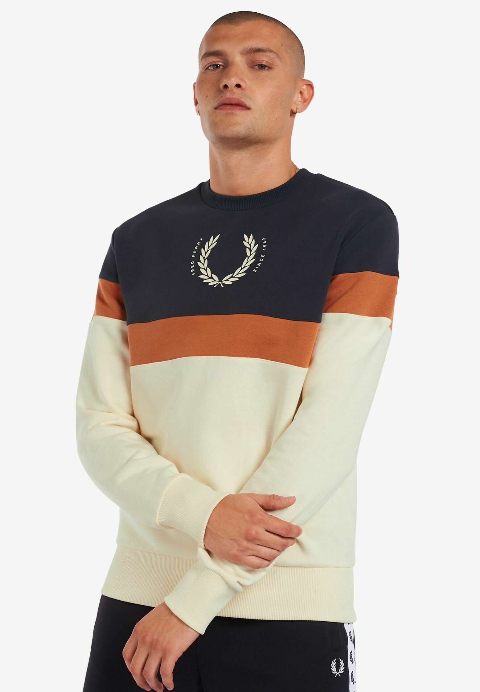 SUDADERA FRED PERRY CON CAPUCHA LAUREL WREATH