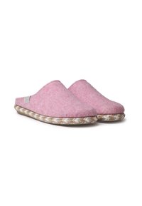 Rosa filtsandaler med en texturerad yta, rund tå och en flätad mittsålsdetalj. Öppen baktill för enkelt på-och-av. 