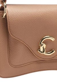 Bronzen leren handtas met een gestructureerde afwerking, voorzien van een metalen logo in goudkleur en een klep sluiten. De tas heeft een gebogen ontwerp en zichtbare stiksels.