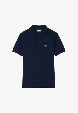 Marineblauw poloshirt met korte mouwen, twee knopen en een klein groen krokodillenlogo op de linkerborst.