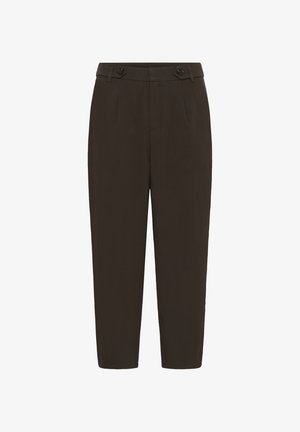 Pantalon marron ajusté avec une coupe slim, comportant deux plis à l'avant et deux accents de boutons à la taille. Texture lisse et longueur jusqu'aux chevilles.