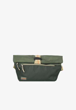 Sac banane vert foncé à fermeture roulée, avec poche avant zippée, sangle beige à rayure orange et patch logo Travelite.