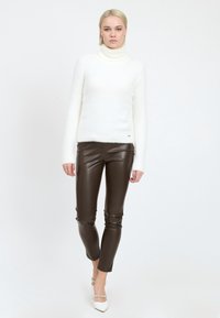 INFLUENCER FLUFFY TURTLENECK PULL - Trui - milk