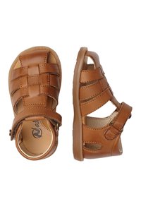 Brązowe skórzane sandały z plecionym wzorem, otwarte boki zapewniające wentylację, regulowany pasek oraz teksturowana gumowa podeszwa zapewniająca przyczepność.