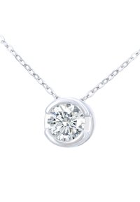 Srebrny naszyjnik z okrągłym, błyszczącym diamentowym wisiorkiem, umieszczonym w eleganckiej oprawie. Ogniwa łańcuszka są jednolite i wypolerowane.