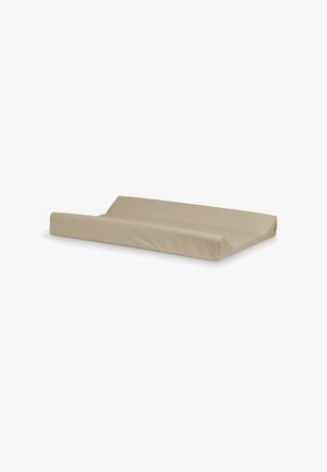 Matelas à langer beige avec côtés surélevés et soutien dorsal, conçu pour les soins du bébé et le change.