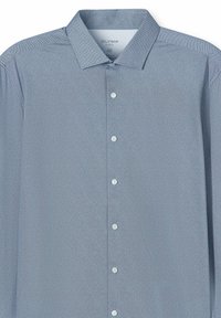 Hellblau gemustertes Hemd mit Knopfleiste und klassischem Kragen. Hat eine dezente Textur und sechs Knöpfe auf der Vorderseite.