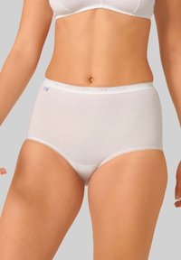 Slip di cotone bianco a vita alta con una texture liscia, bordo in pizzo a ondine in vita e una piccola etichetta di tessuto sul lato.